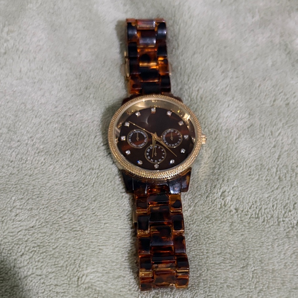 Gold and Brown women’s tortoise watch.

Needs new battery!